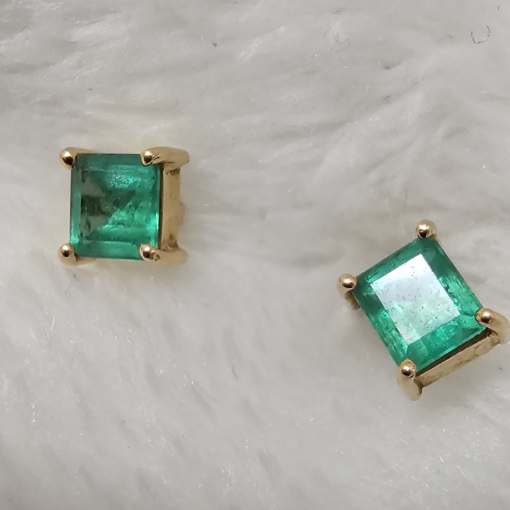 18k Emerald stud earrings w/appraisal